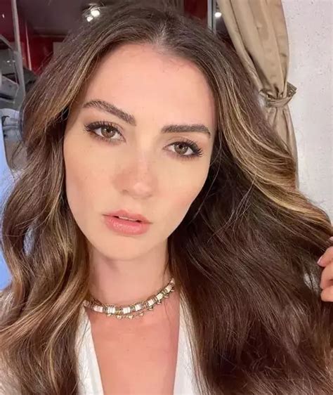 Burcu Özberk Wiki, Boy, Husband Name, Family, Height & More